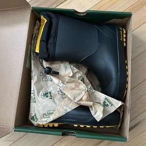 Kamik toddler size 10 brand black new boots, fleece lined with yellow accents